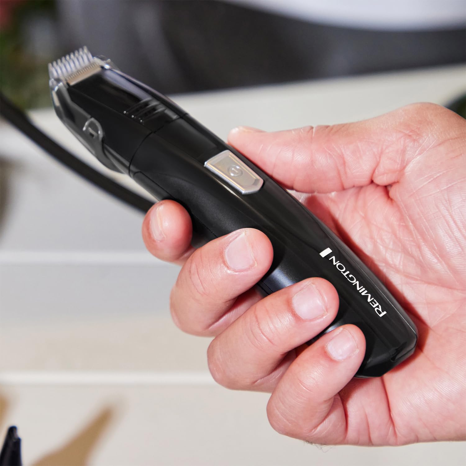 remington-pg180-rifinitore-regolabarba-e-rasoio-multiuso-a-batteria-lame-in-acci image 6
